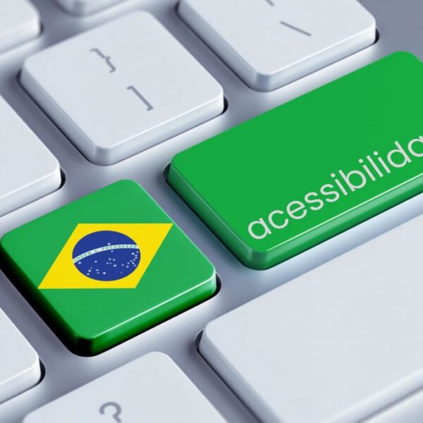 Teclado de computador com uma tecla verde com a bandeira do Brasil ao lado de outra tecla verde maior com a palavra 'acessibilidade'. (Créditos: Depositphotos)