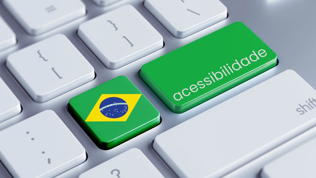 Teclado de computador com uma tecla verde com a bandeira do Brasil ao lado de outra tecla verde maior com a palavra 'acessibilidade'. (Créditos: Depositphotos)