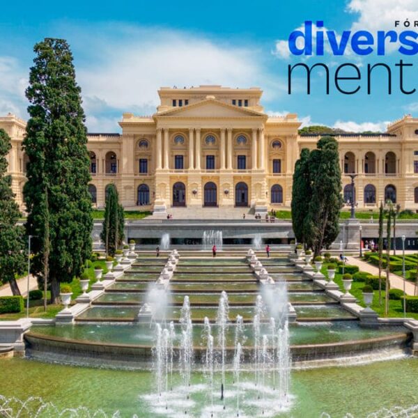 Banner do Fórum DiversaMente, da Autistas Brasil. Ao fundo, a fachada do Museu do Ipiranga com seus jardins e fontes. (Foto: Divulgação)
