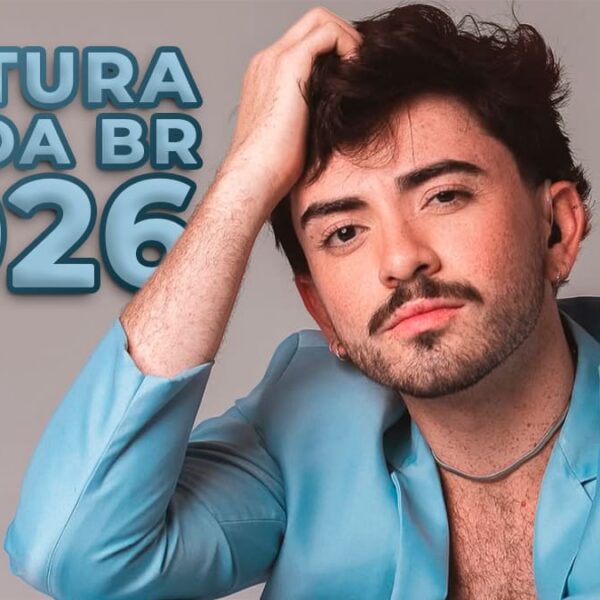 Gabriel Isaac, um jovem surdo de blazer azul, posa com a mão no cabelo ao lado do texto 'Cultura Surda BR 2026'. (Foto: Gabi Garcia)