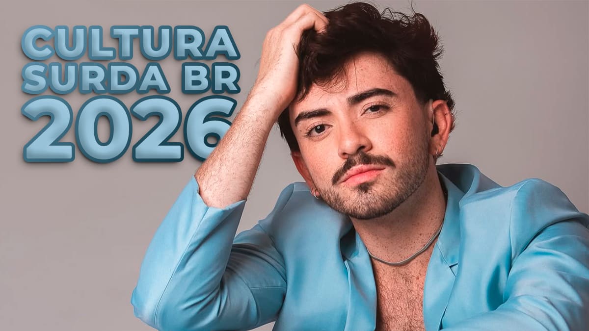 Gabriel Isaac, um jovem surdo de blazer azul, posa com a mão no cabelo ao lado do texto 'Cultura Surda BR 2026'. (Foto: Gabi Garcia)