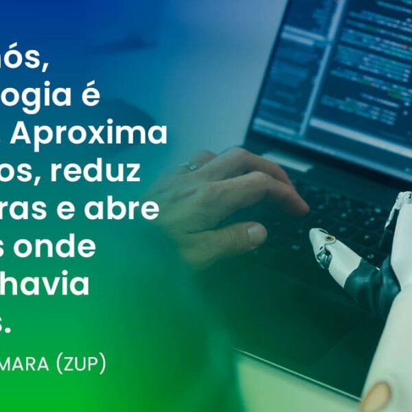 Pessoa usando prótese biônica digita em notebook com código de programação na tela. Ao lado, citação de Bruna Camara (Zup) sobre tecnologia como ponte para a inclusão e impacto social. (Foto: Depositphotos)