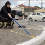 Estética do acesso: Luiza Sigulem ocupa espaço inacessível em SP para tensionar a arquitetura hostil