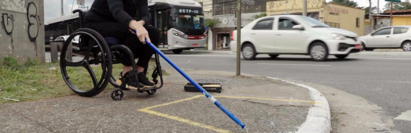 Estética do acesso: Luiza Sigulem ocupa espaço inacessível em SP para tensionar a arquitetura hostil