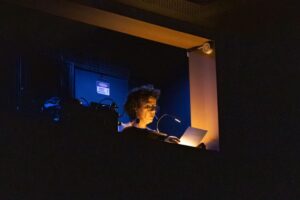 Georgea Rodrigues numa audiodescrição simultânea durante evento cultural