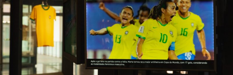Museu do Futebol inova com audiodescrição em formato de programa de rádio