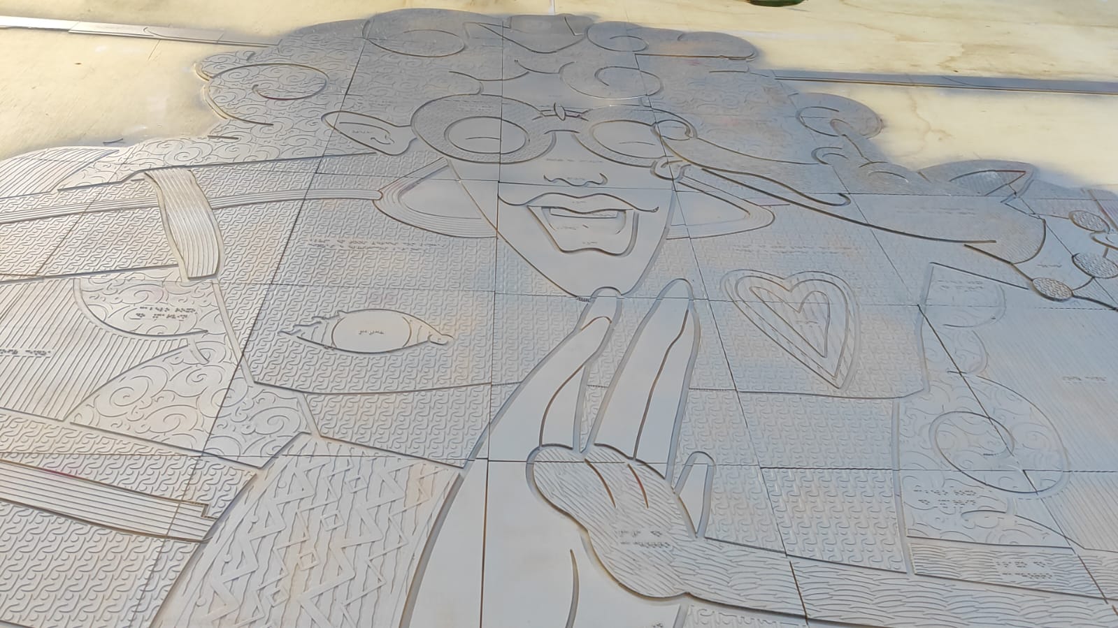 Painel tátil em relevo da obra Xodó, do projeto Graffiti PraCegoVer, antes de receber as cores.