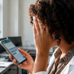 Pesquisa expõe grave falha de chatbots bancários com pessoas surdas