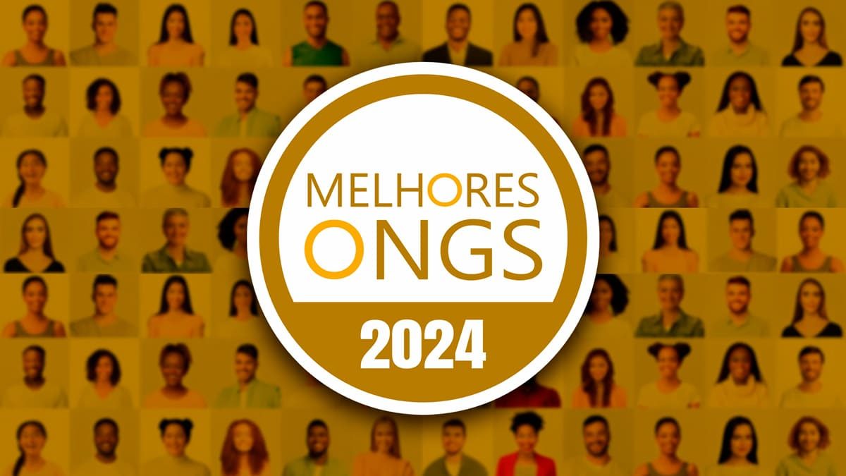 Logo do Prêmio Melhores ONGs 2024 com dezenas de fotos 3x4 desfocadas de pessoas em fundo amarelo.
